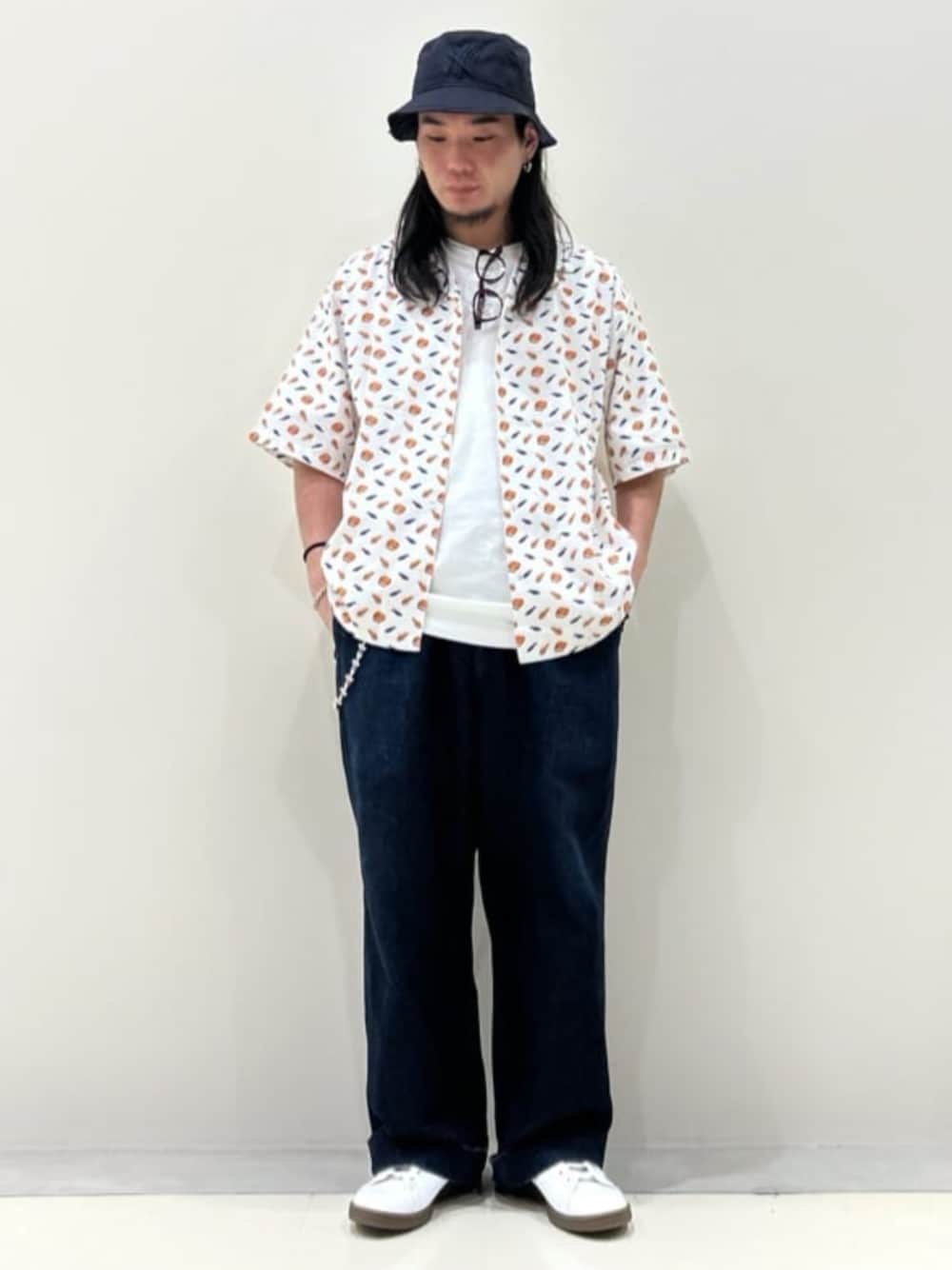 ホワイト系のスニーカー、ホワイト系のシャツ/ブラウス、ブラウン系のサングラスを着用したメンズの夏コーディネートの1枚目の写真