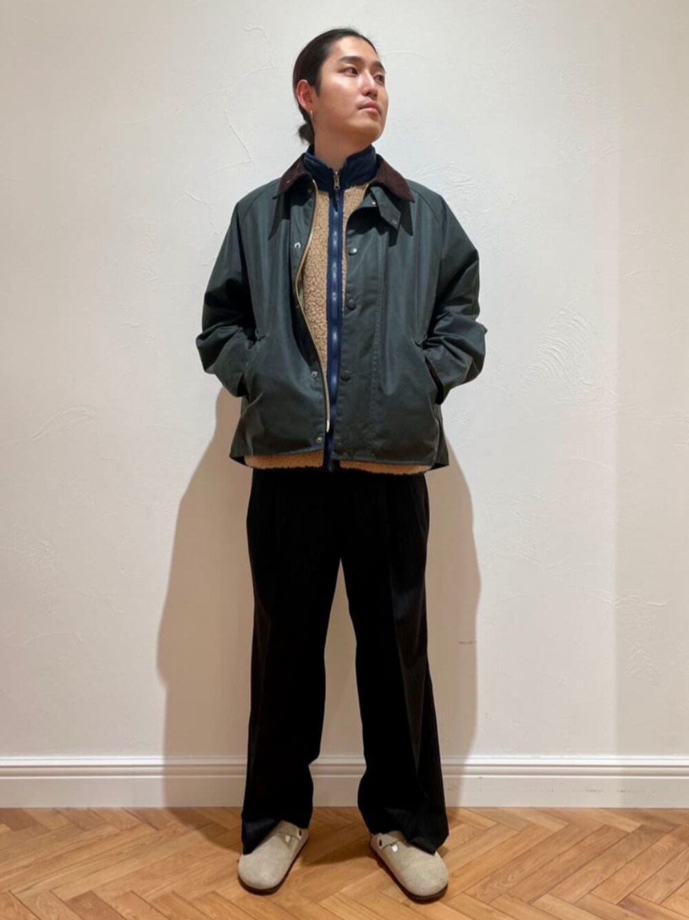 「ベスト、冬コーデ、barbour、きれいめカジュアル、シンプルコーデ、メンズファッション、オトナカジュアル」｜「417 EDIFICEの【LE JAPON】DOKAN ワイドスラックス 2（スラックス、ブラック系）」を使った、417 officialさん（メンズ・177cm）の冬コーディネートの1枚目の写真