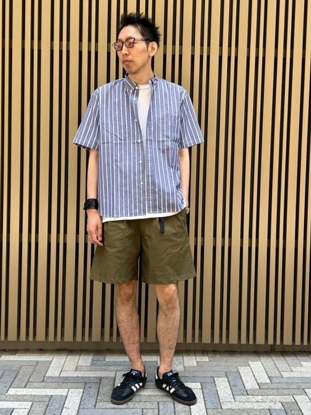 グリーン系のカーゴパンツ、ブルー系のシャツ/ブラウスを着用したメンズの夏コーディネートの1枚目の写真