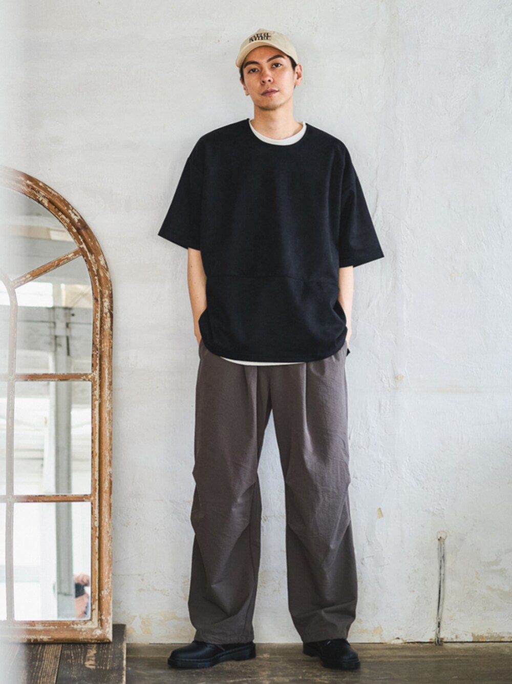「イージーパンツ、ワイドパンツ、Tシャツ、キャップ、デートコーデ、休日スタイル、シンプルコーデ、シンプルスタイル、大人カジュアル、休日コーデ、メンズコーデ」｜「417 EDIFICEの【LE SUPER ATELIER】Casquette（キャップ、ホワイト系）」を使った、417 officialさん（メンズ・180cm）の春コーディネートの1枚目の写真