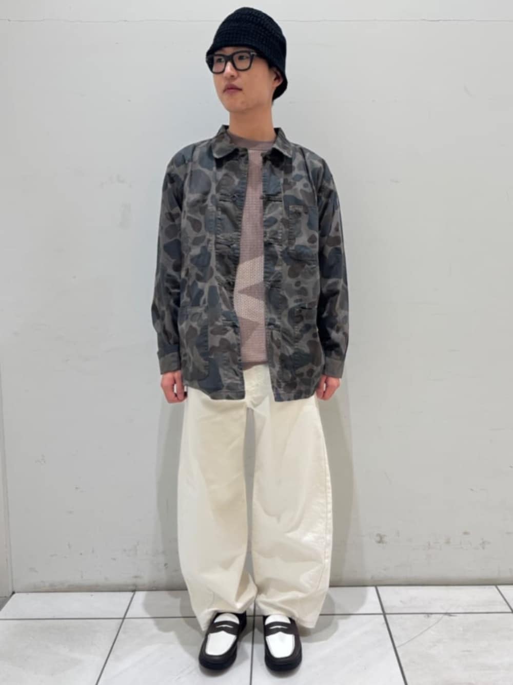 ホワイト系のデニムパンツ、グリーン系のシャツ/ブラウスを着用したメンズの春コーディネートの1枚目の写真