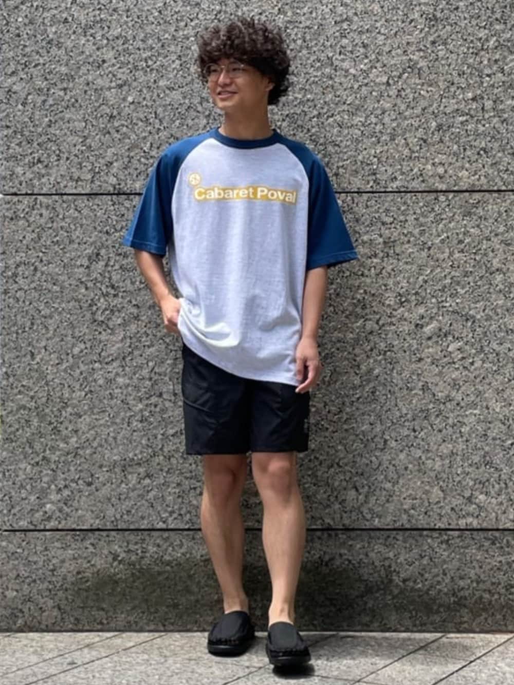 「Tシャツ、ロゴT、ショートパンツ、keen、メンズファッション、ハーフパンツ、ショーツ、シンプルコーデ、ラフ、メガネ男子、夏コーデ、夏だ！Tシャツ着よう！、シンプルスタイル、夏コーデ、低身長」｜「cabaret povalのCABARET POVAL / キャバレーポバール 417別注 B Tシャツ（Tシャツ/カットソー、その他）」を使った、417 officialさん（メンズ・170cm）の夏コーディネートの1枚目の写真