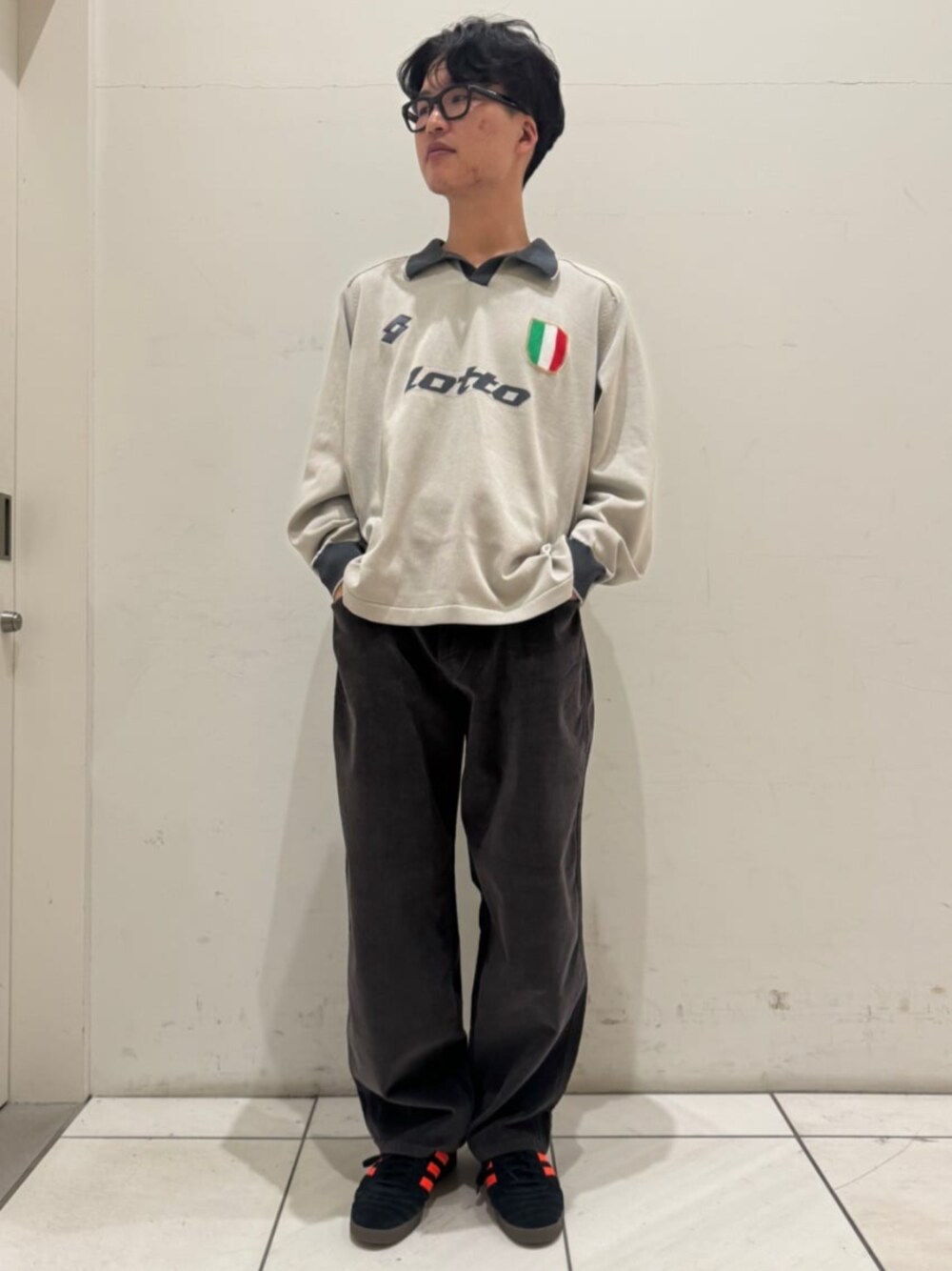 グレー系のスラックス、グレー系のニット/セーターを着用したメンズの冬コーディネートの1枚目の写真