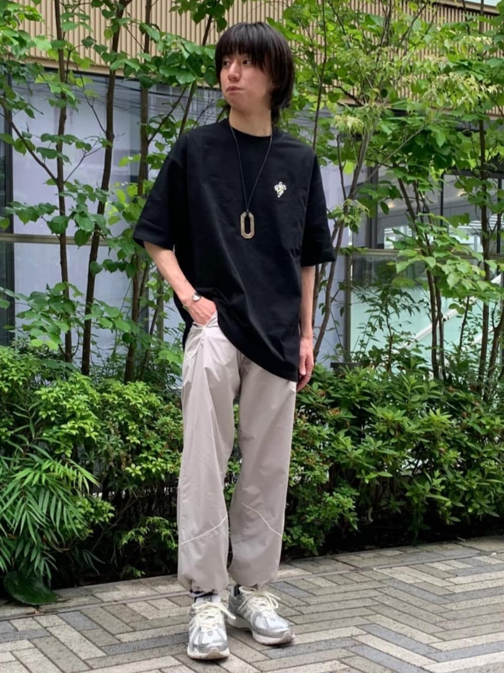 ブラック系のTシャツ/カットソー、シルバー系のスニーカー、シルバー系のネックレスを着用したメンズの春コーディネートの1枚目の写真