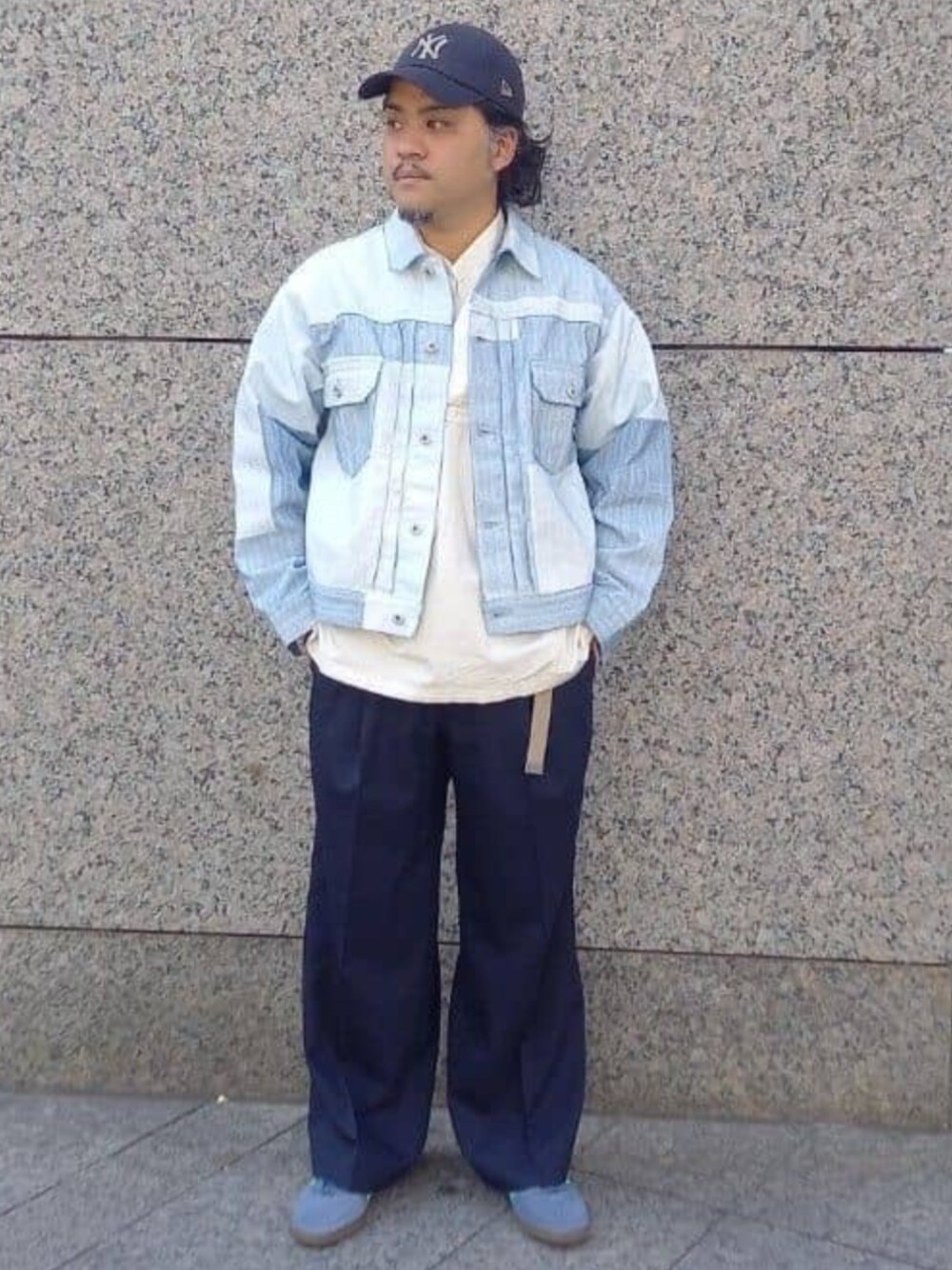 ブルー系のスラックス、ホワイト系のデニムジャケットを着用したメンズの春コーディネートの1枚目の写真