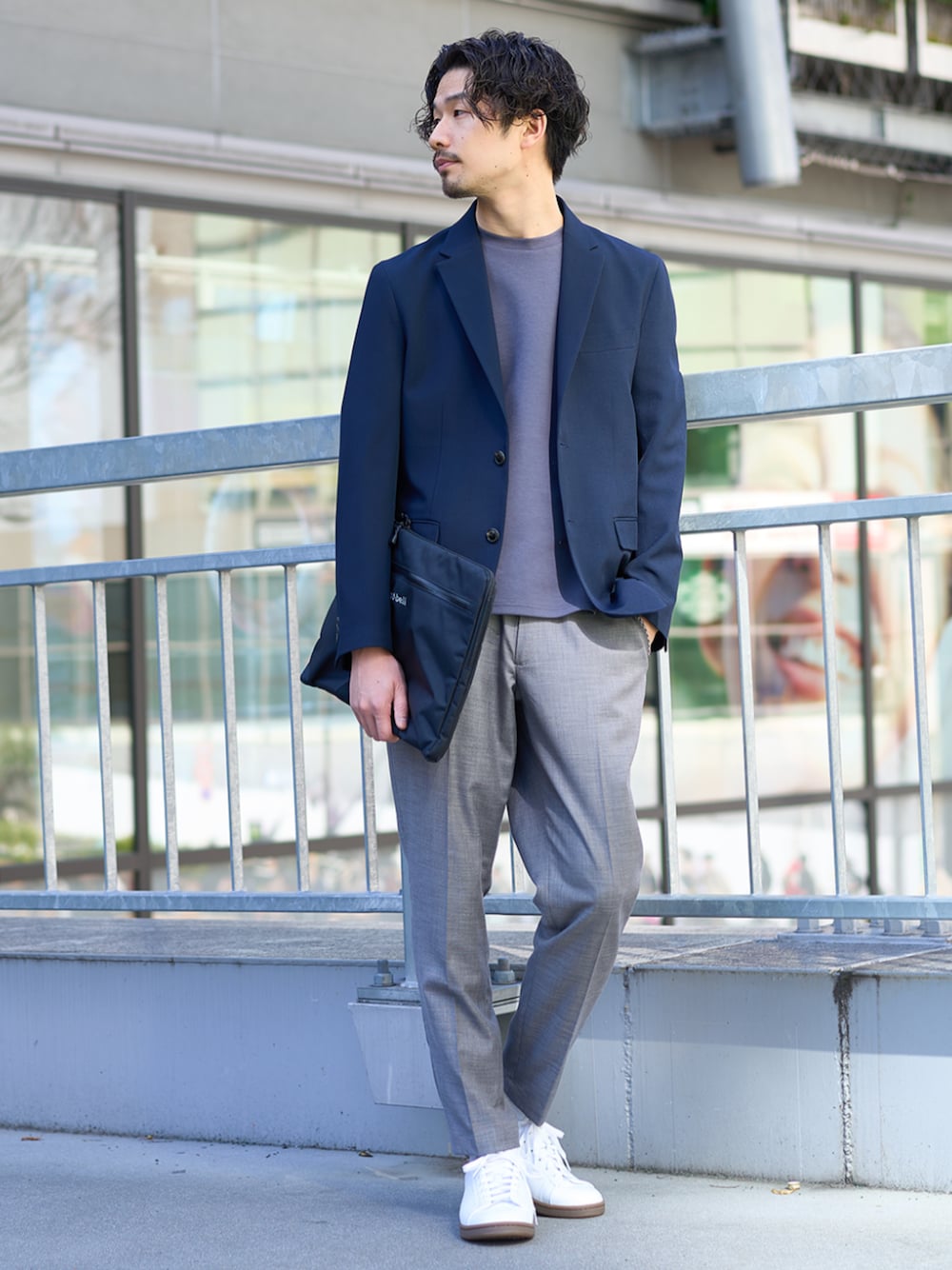 ブルー系のセットアップ、ホワイト系のスニーカー、グレー系のTシャツ/カットソーを着用したメンズの春コーディネートの1枚目の写真