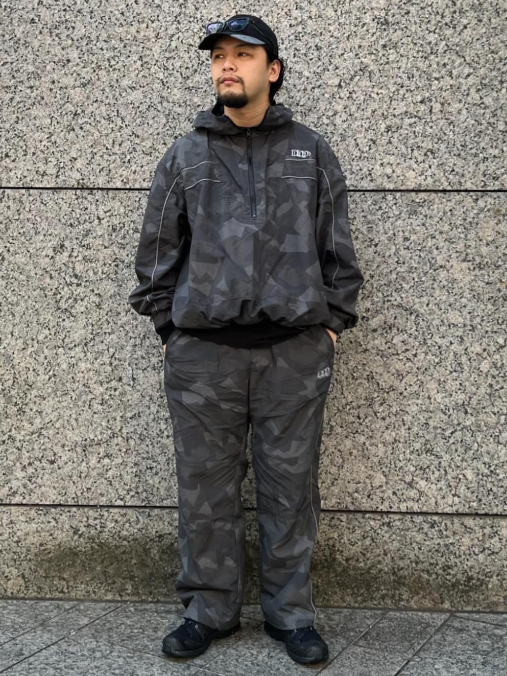 グレー系のマウンテンパーカー、グレー系のその他パンツを着用したメンズの冬コーディネートの1枚目の写真