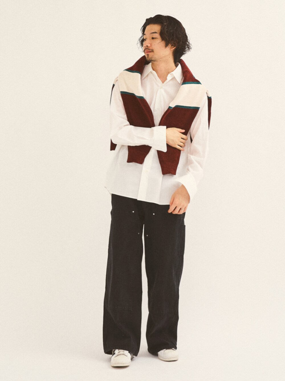 ホワイト系のシャツ/ブラウス、ブラック系のデニムパンツを着用したメンズの秋コーディネートの1枚目の写真