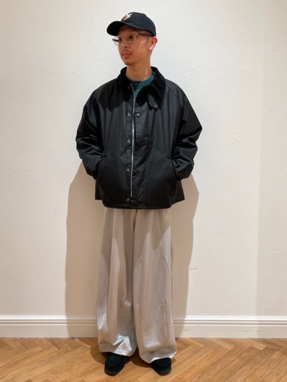 ブラック系のその他アウター、ブラック系のキャップを着用したメンズの冬コーディネートの1枚目の写真