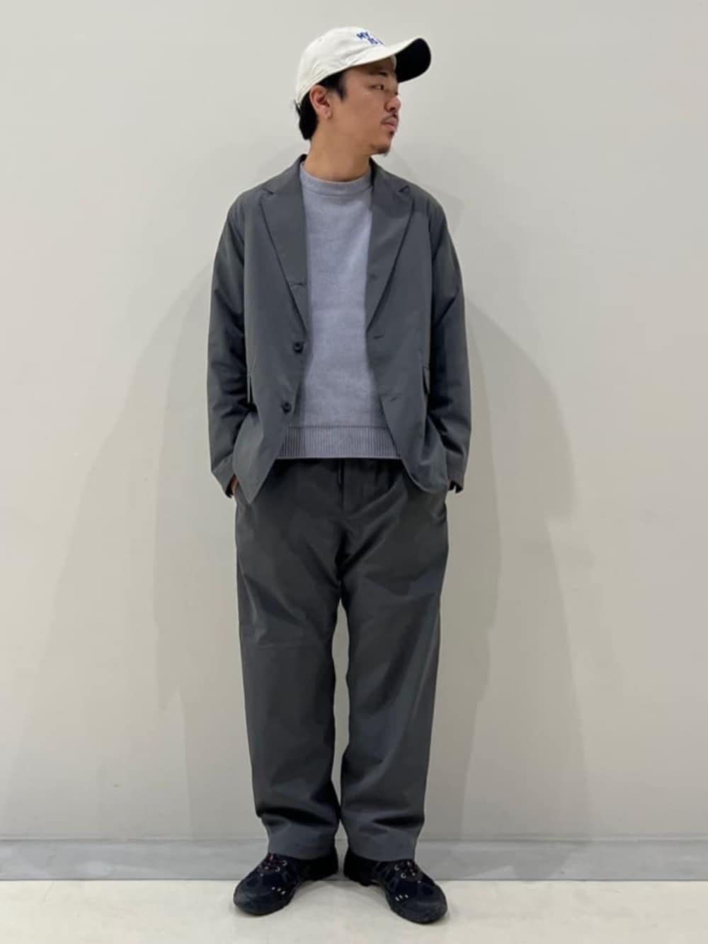 グレー系のカーゴパンツ、グレー系のテーラードジャケット、グレー系のニット/セーターを着用したメンズの冬コーディネートの1枚目の写真