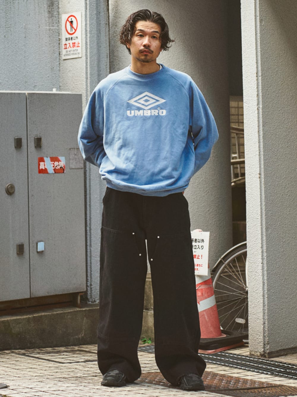 ブラック系のデニムパンツ、ブルー系のスウェットを着用したメンズの秋コーディネートの1枚目の写真