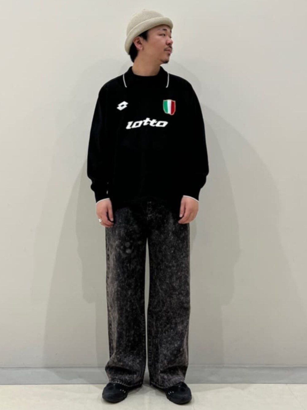 「LOTTO、スポーツミックス、シンプルスタイル、メンズコーデ」｜「417 EDIFICEの”WIDE Leg Flare” chemicl 5P パンツ（デニムパンツ、ブラック系）」を使った、417 officialさん（メンズ・174cm）の冬コーディネートの1枚目の写真