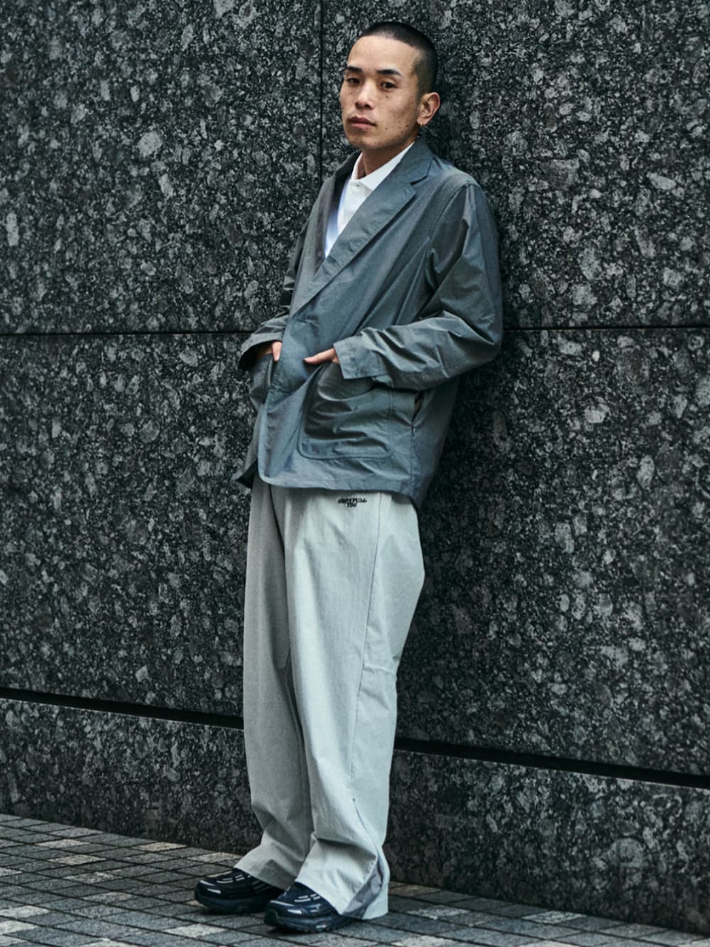 グレー系のテーラードジャケット、グレー系のカーゴパンツを着用したメンズの冬コーディネートの1枚目の写真