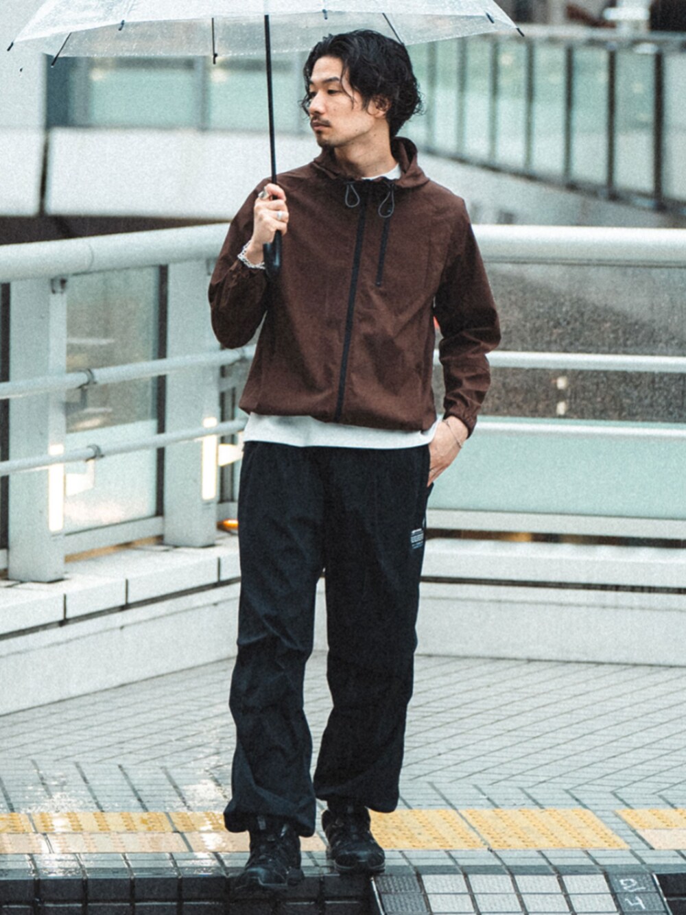 ブラック系のその他パンツ、ホワイト系のTシャツ/カットソーを着用したメンズの夏コーディネートの1枚目の写真