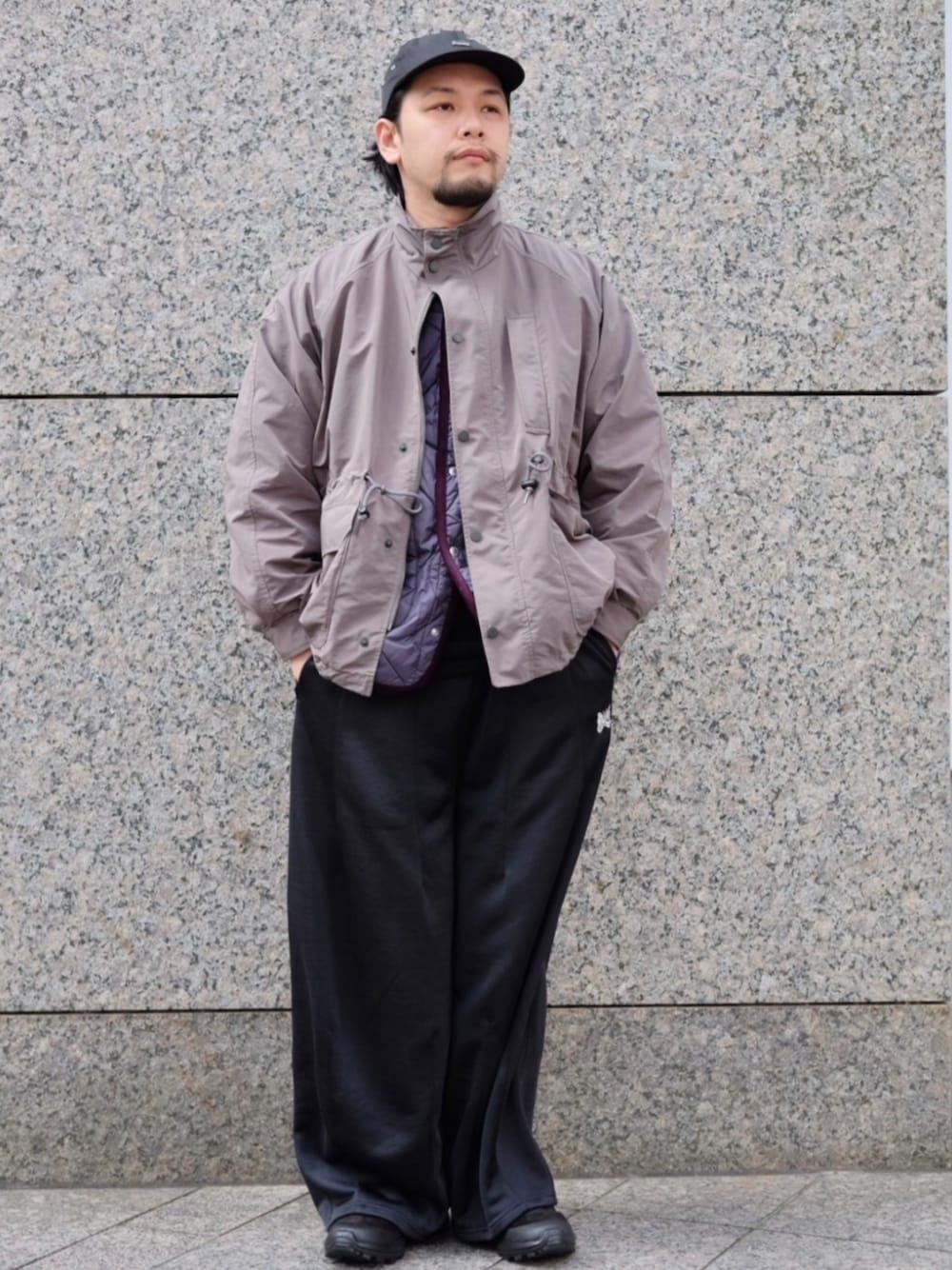 パープル系のその他アウター、ブラック系のスニーカーを着用したメンズの秋コーディネートの1枚目の写真