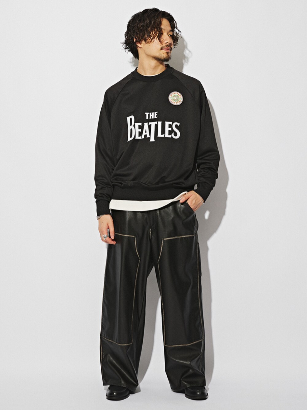 ブラック系のローファー、ブラック系のスウェットを着用したメンズの夏コーディネートの1枚目の写真