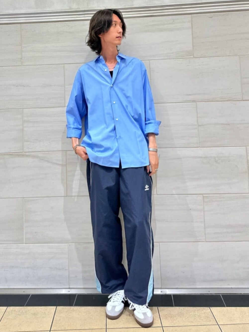 ブルー系のシャツ/ブラウス、ブルー系のその他パンツ、ホワイト系のスニーカーを着用したメンズの夏コーディネートの1枚目の写真