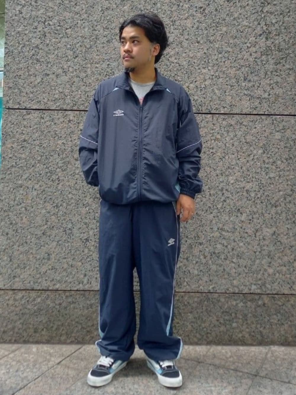 ブルー系のその他パンツ、ブルー系のナイロンジャケット、ブルー系のスニーカーを着用したメンズの夏コーディネートの1枚目の写真