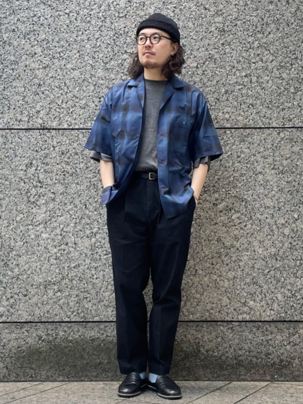 ブルー系のシャツ/ブラウス、ブラック系のニットキャップ/ビーニーを着用したメンズの春コーディネートの1枚目の写真