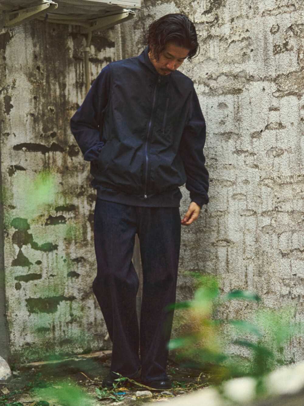 ブラック系のローファー、ブルー系のスウェット、ブルー系のベストを着用したメンズの秋コーディネートの1枚目の写真