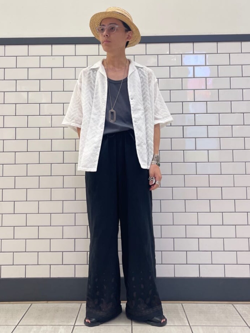 ホワイト系のシャツ/ブラウス、ブラック系のスラックスを着用したメンズの夏コーディネートの1枚目の写真