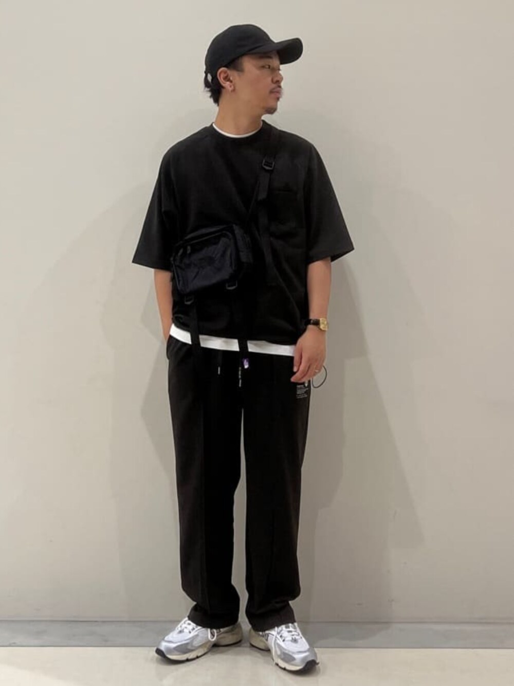 グレー系のTシャツ/カットソー、グレー系のスラックス、ホワイト系のTシャツ/カットソーを着用したメンズの夏コーディネートの1枚目の写真