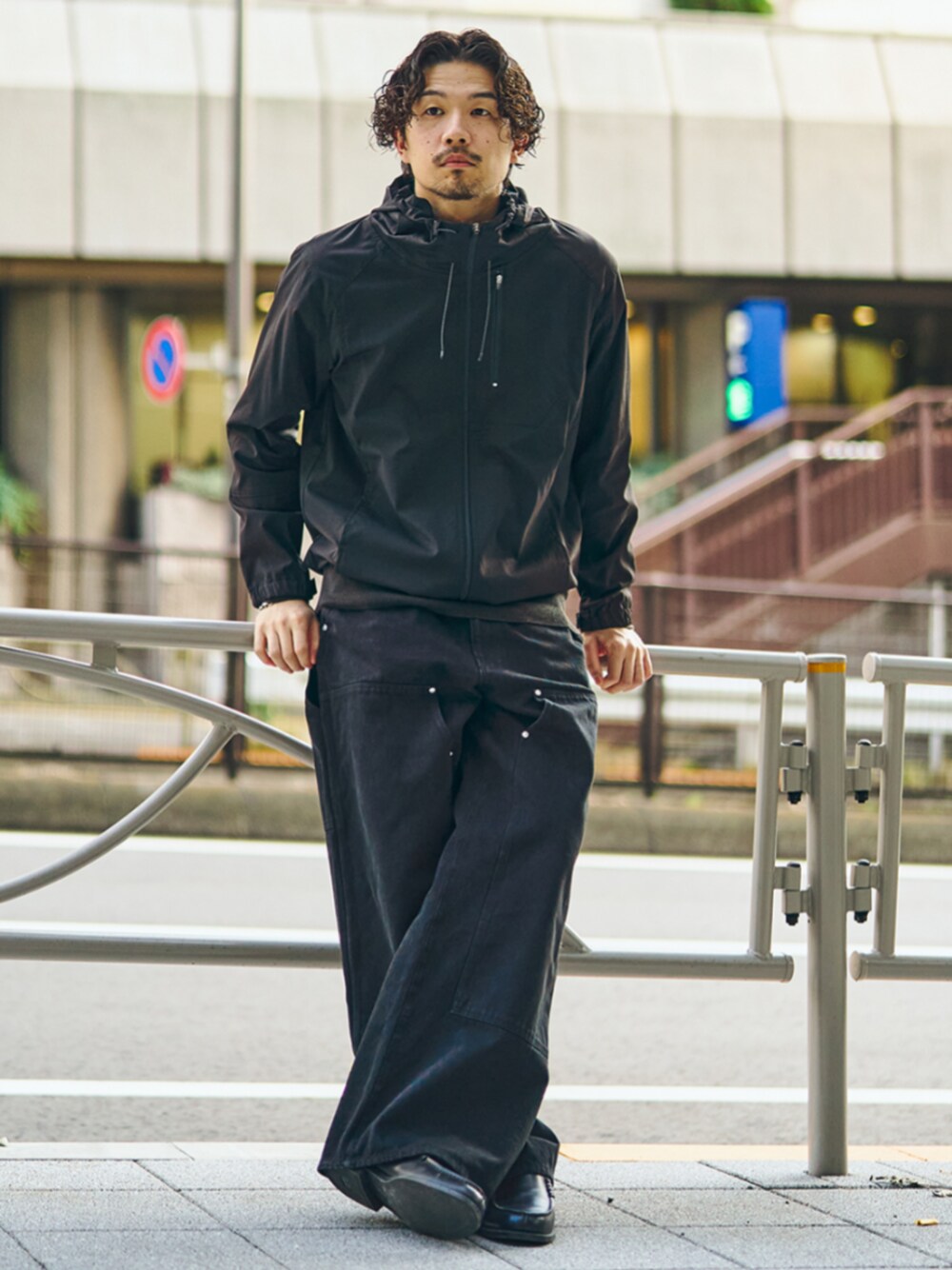 ブラック系のローファー、ブラック系のデニムパンツ、ブラック系のニット/セーターを着用したメンズの秋コーディネートの1枚目の写真