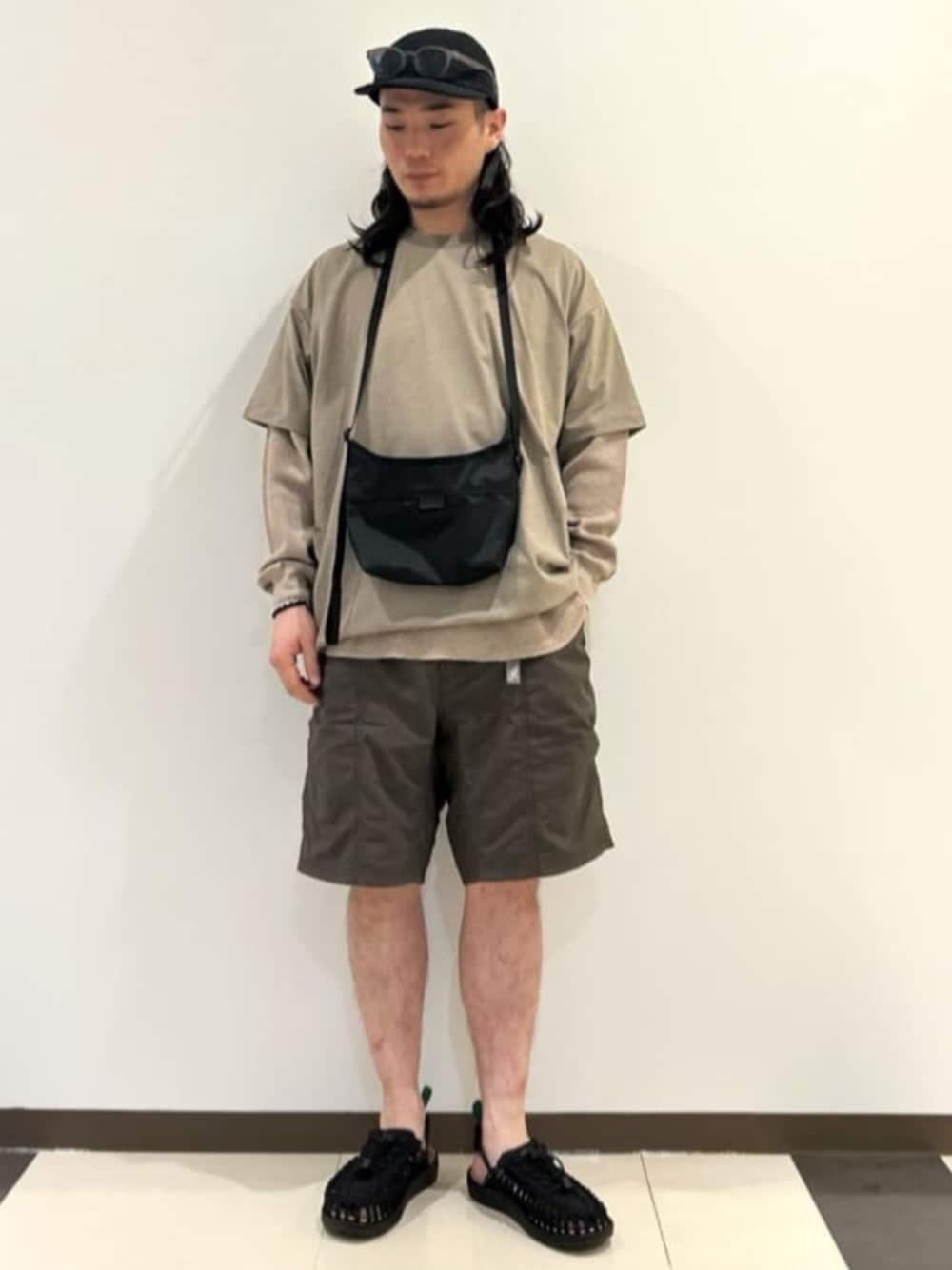 「GRAMICCI、ショーツ、デートコーデ、春夏コーデ、休日スタイル、キャップ、スポーツミックス、サングラス、低身長コーデ、メンズファッション、大人カジュアル、シンプルスタイル、お出かけコーデ」｜「GramicciのGRAMICCI / グラミチ 別注DURABLE NYLON ショーツ（カーゴパンツ、ブラウン系）」を使った、417 officialさん（メンズ・170cm）の春コーディネートの1枚目の写真