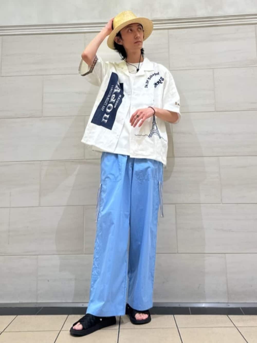 「柄シャツ、ハット、レイヤードスタイル、カーゴパンツ、お出かけコーデ、きれいめカジュアル、中折れハット、シャツスタイル、夏コーデ、夏だ！Tシャツ着よう！」｜「417 EDIFICEのMilitary Wide Cargo Pants / ミリタリーカーゴパンツ（カーゴパンツ、ブルー系）」を使った、417 officialさん（メンズ・185cm）の夏コーディネートの1枚目の写真