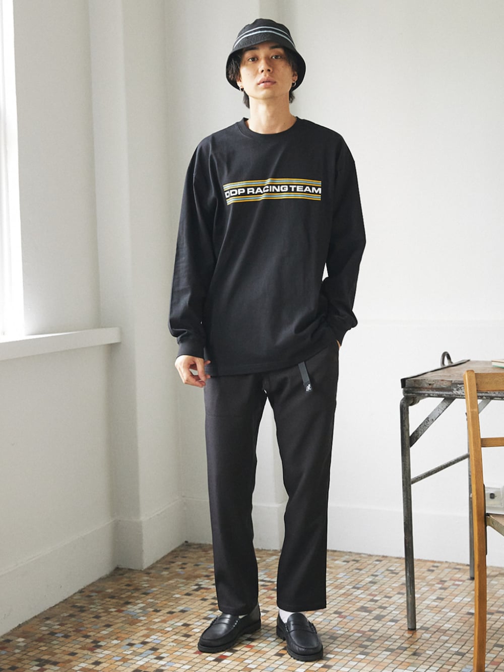 ブラック系のTシャツ/カットソーを着用したメンズの夏コーディネートの1枚目の写真