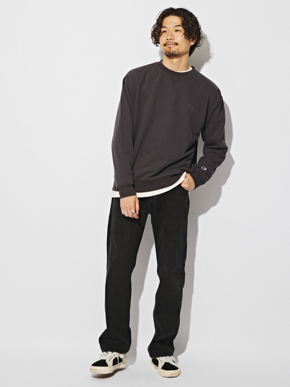 ブラック系のスウェットを着用したメンズの夏コーディネートの1枚目の写真