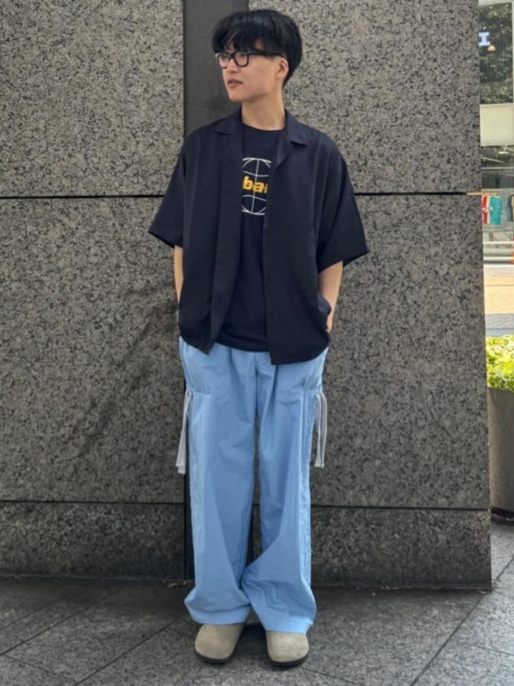ブルー系のTシャツ/カットソー、ブルー系のカーゴパンツ、ブルー系のシャツ/ブラウスを着用したメンズの夏コーディネートの1枚目の写真