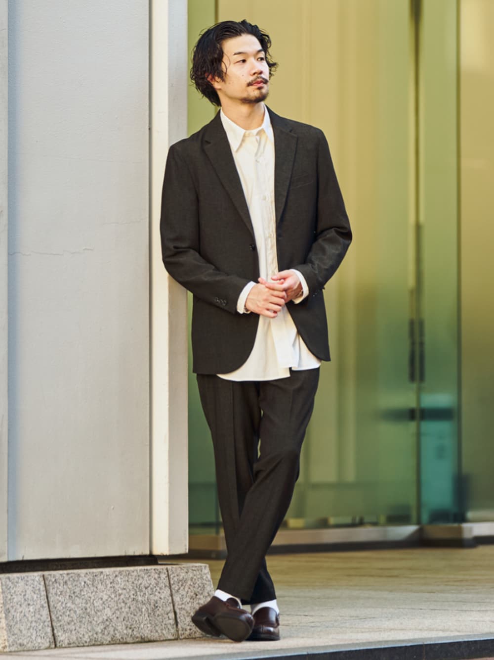 ブラウン系のローファー、ホワイト系のシャツ/ブラウス、グリーン系のセットアップを着用したメンズの秋コーディネートの1枚目の写真