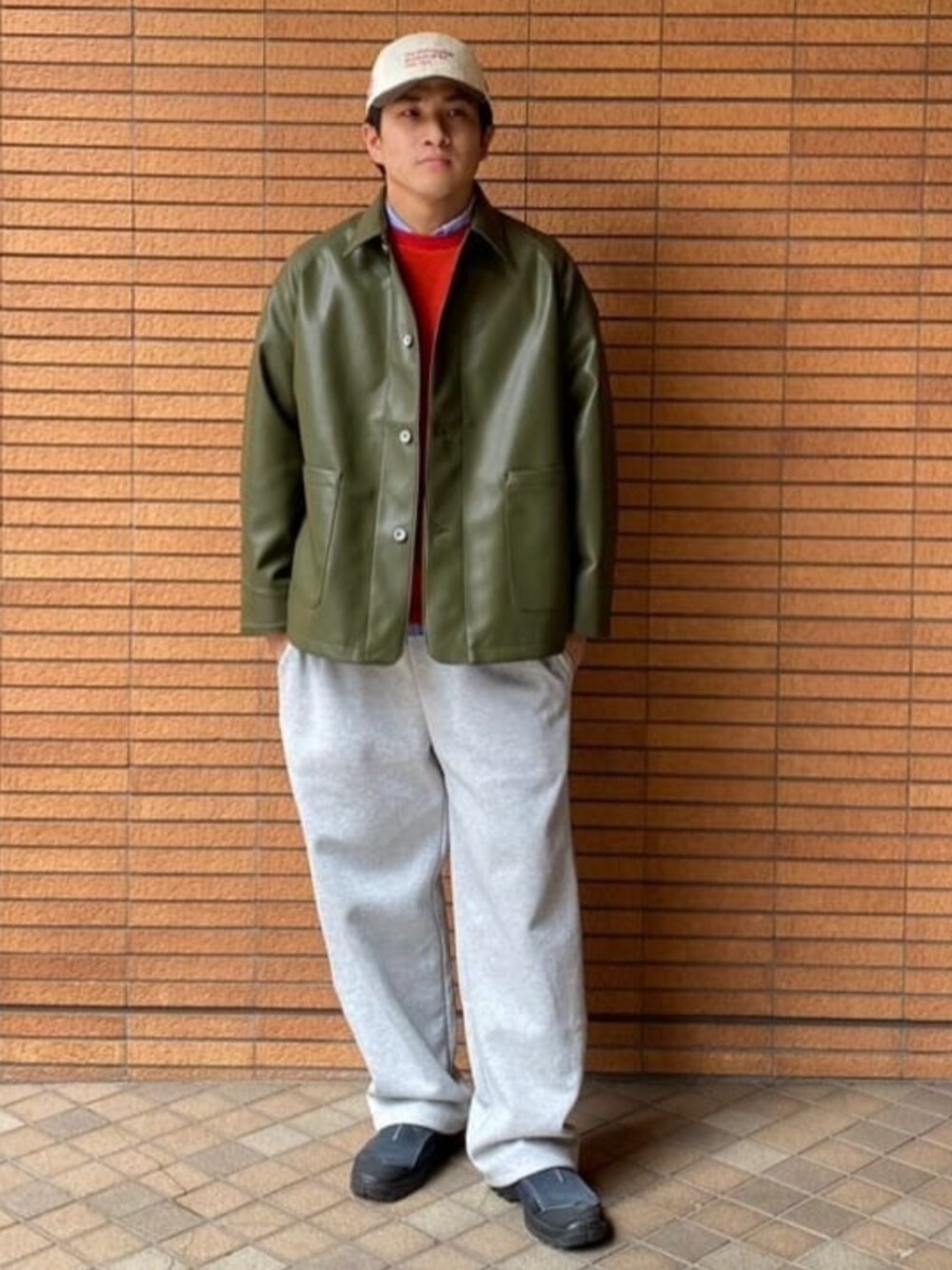 グリーン系のライダースジャケットを着用したメンズの冬コーディネートの1枚目の写真