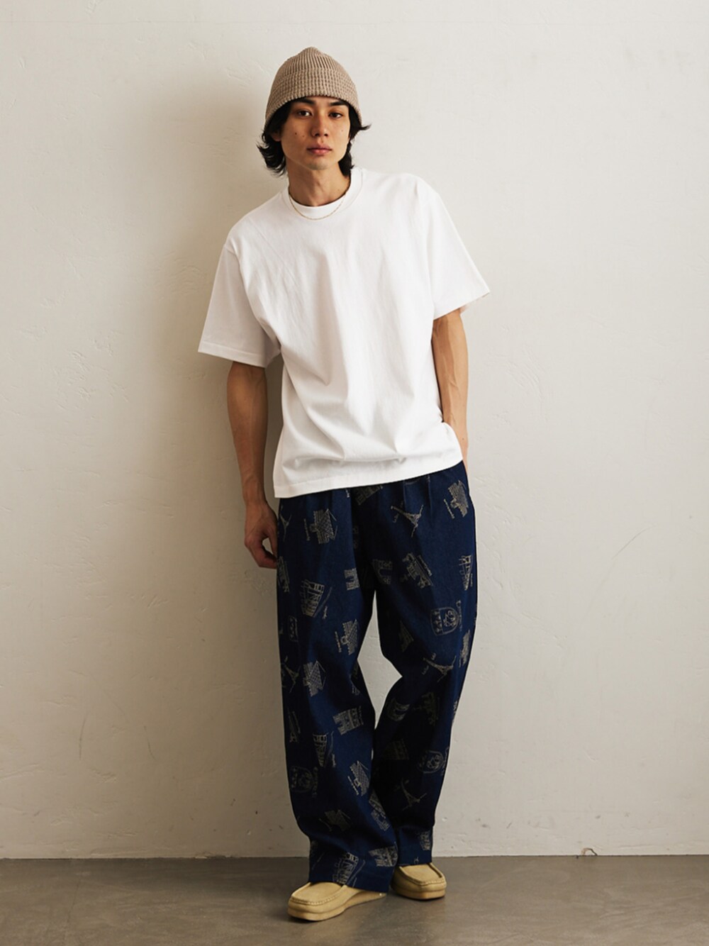 ホワイト系のTシャツ/カットソー、ベージュ系のニットキャップ/ビーニーを着用したメンズの春コーディネートの1枚目の写真