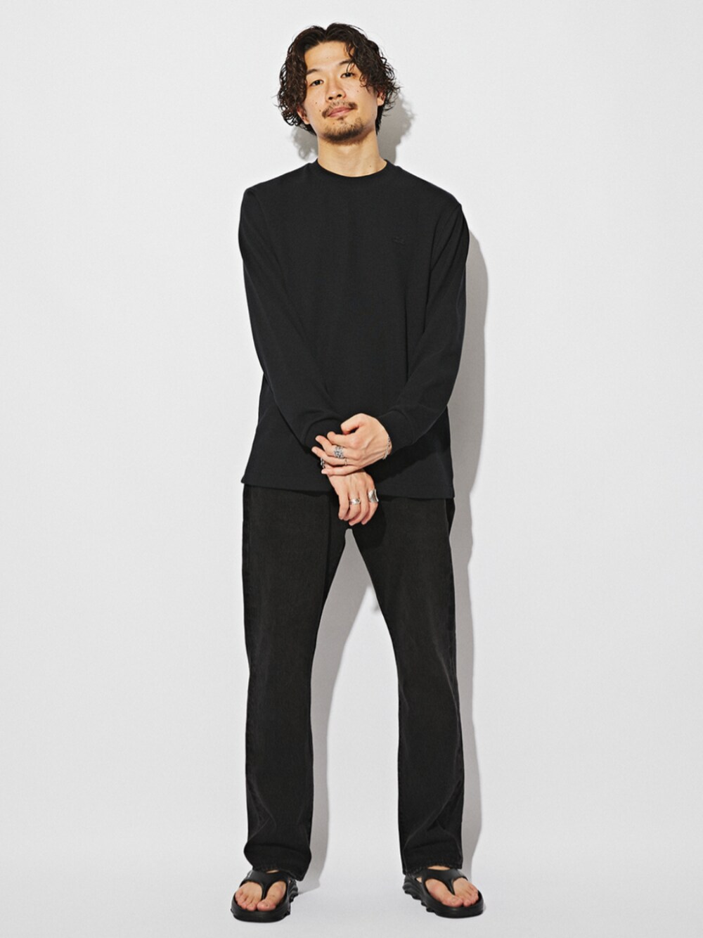 ブラック系のTシャツ/カットソー、ブラック系のサンダルを着用したメンズの夏コーディネートの1枚目の写真