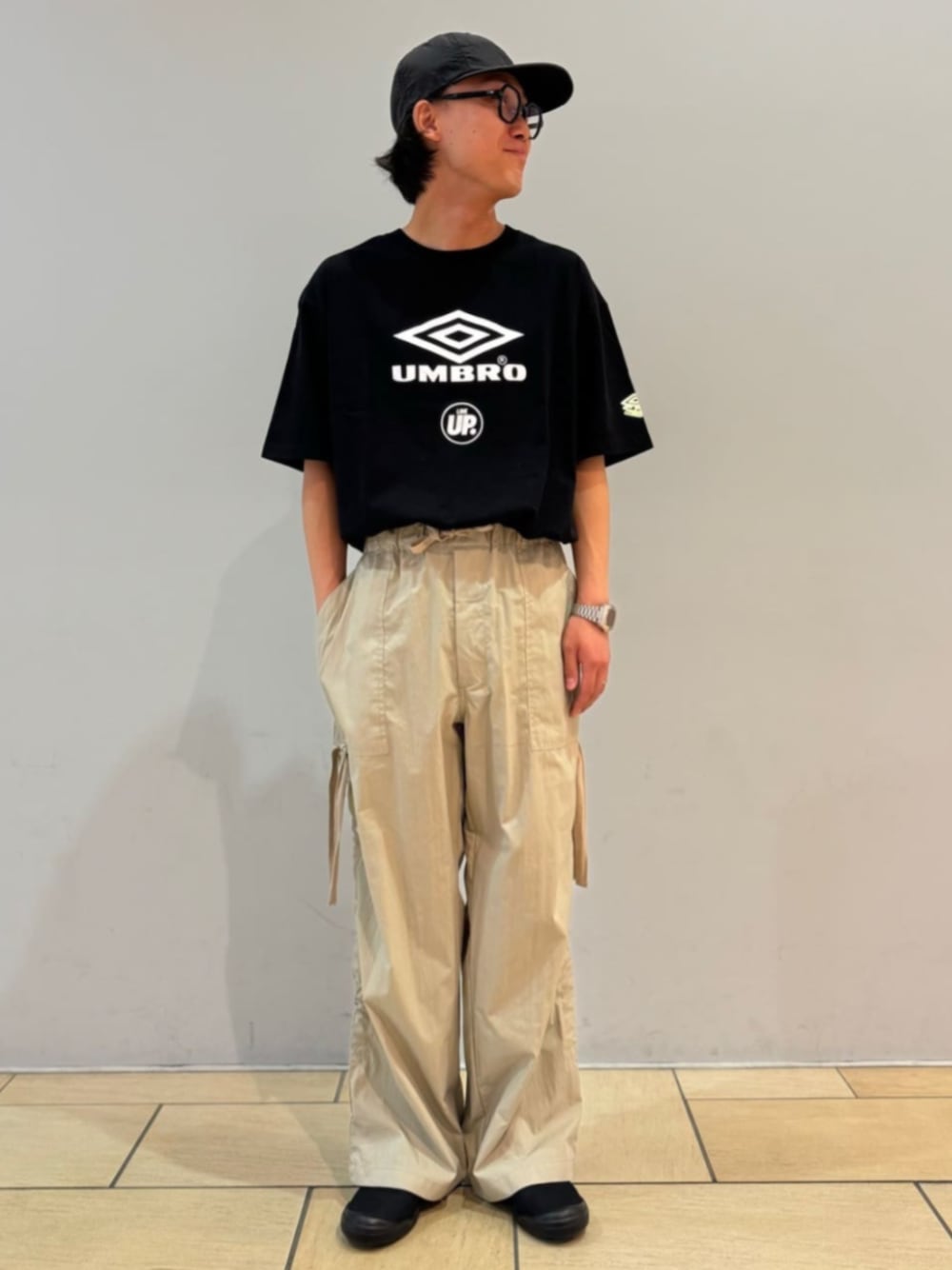 「umbro、ロゴTシャツ、Tシャツ、メンズファッション、スポーツミックス、カーゴパンツ、夏だ！Tシャツ着よう！、夏コーデ、フェスコーデ、お出かけコーデ、フェススタイル、シンプルスタイル、スニーカーコーデ、ストリート」｜「UMBROのUMBRO×LINEUP logo tee / ロゴTシャツ UM24SS417-CS01（Tシャツ/カットソー、ブラック系）」を使った、417 officialさん（メンズ・172cm）の夏コーディネートの1枚目の写真