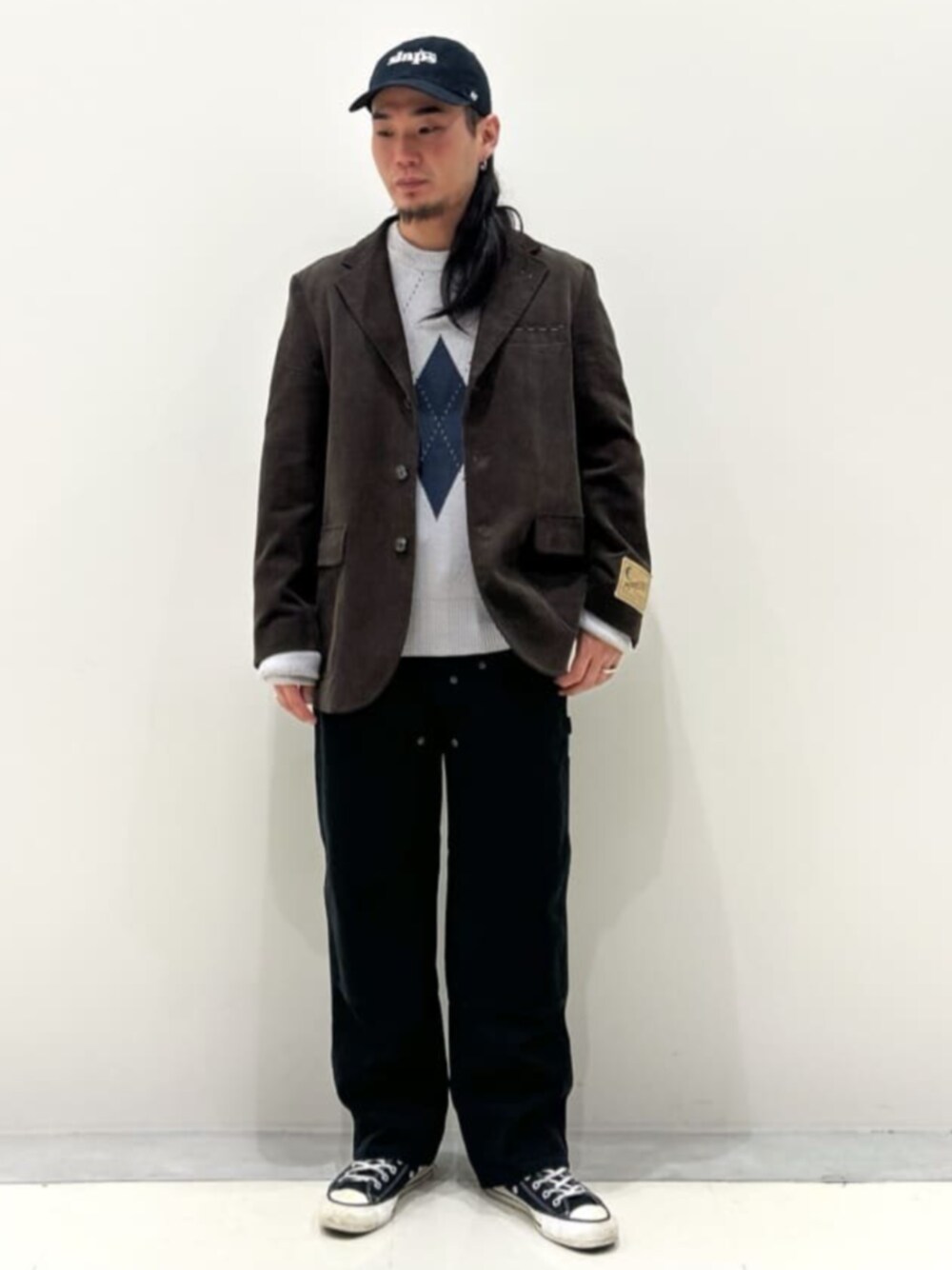 グレー系のニット/セーター、ブラウン系のその他アウター、ブラック系のカーゴパンツを着用したメンズの秋コーディネートの1枚目の写真