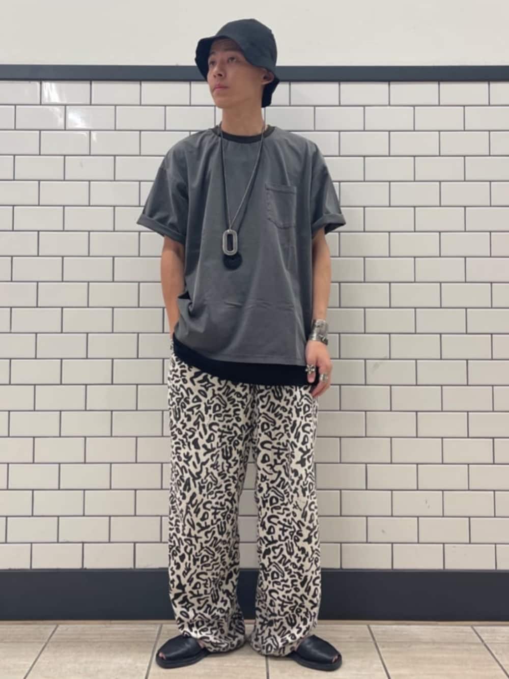 ホワイト系のその他パンツ、ブラック系のTシャツ/カットソーを着用したメンズの夏コーディネートの1枚目の写真