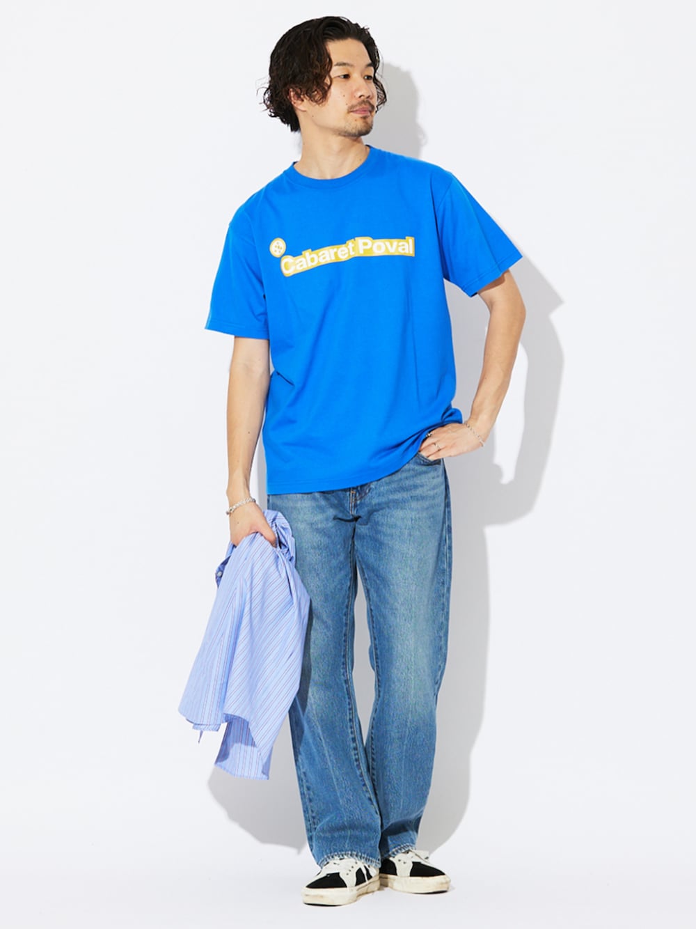 ブルー系のデニムパンツ、ブルー系のシャツ/ブラウス、ブルー系のTシャツ/カットソーを着用したメンズの夏コーディネートの1枚目の写真