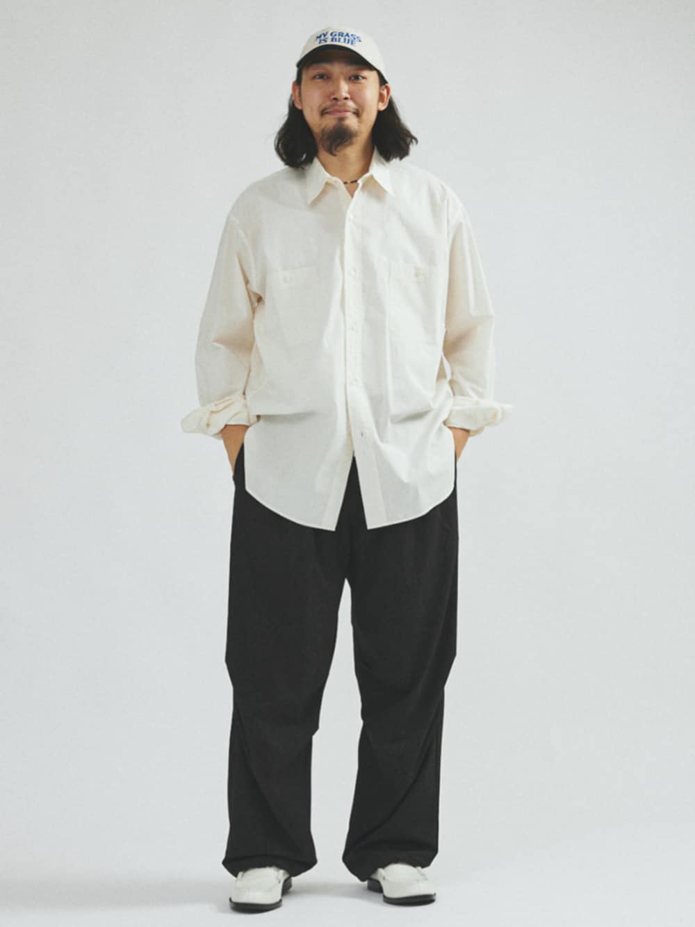 ホワイト系のローファー、ホワイト系のシャツ/ブラウス、グレー系のカーゴパンツを着用したメンズの秋コーディネートの1枚目の写真