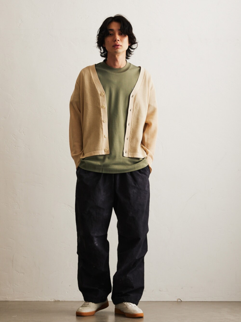「LACOSTE、カーキ、Tシャツ、カーディガン、イージーパンツ、メンズファッション、メンズコーデ、カジュアル、春夏コーデ、休日スタイル、シンプルコーデ、ゆるコーデ、春ファッション、ラフコーデ」｜「LACOSTEの【LACOSTE / ラコステ】417別注マイクロカノコモックネックTEE（Tシャツ/カットソー、グリーン系）」を使った、417 officialさん（メンズ・180cm）の春コーディネートの1枚目の写真