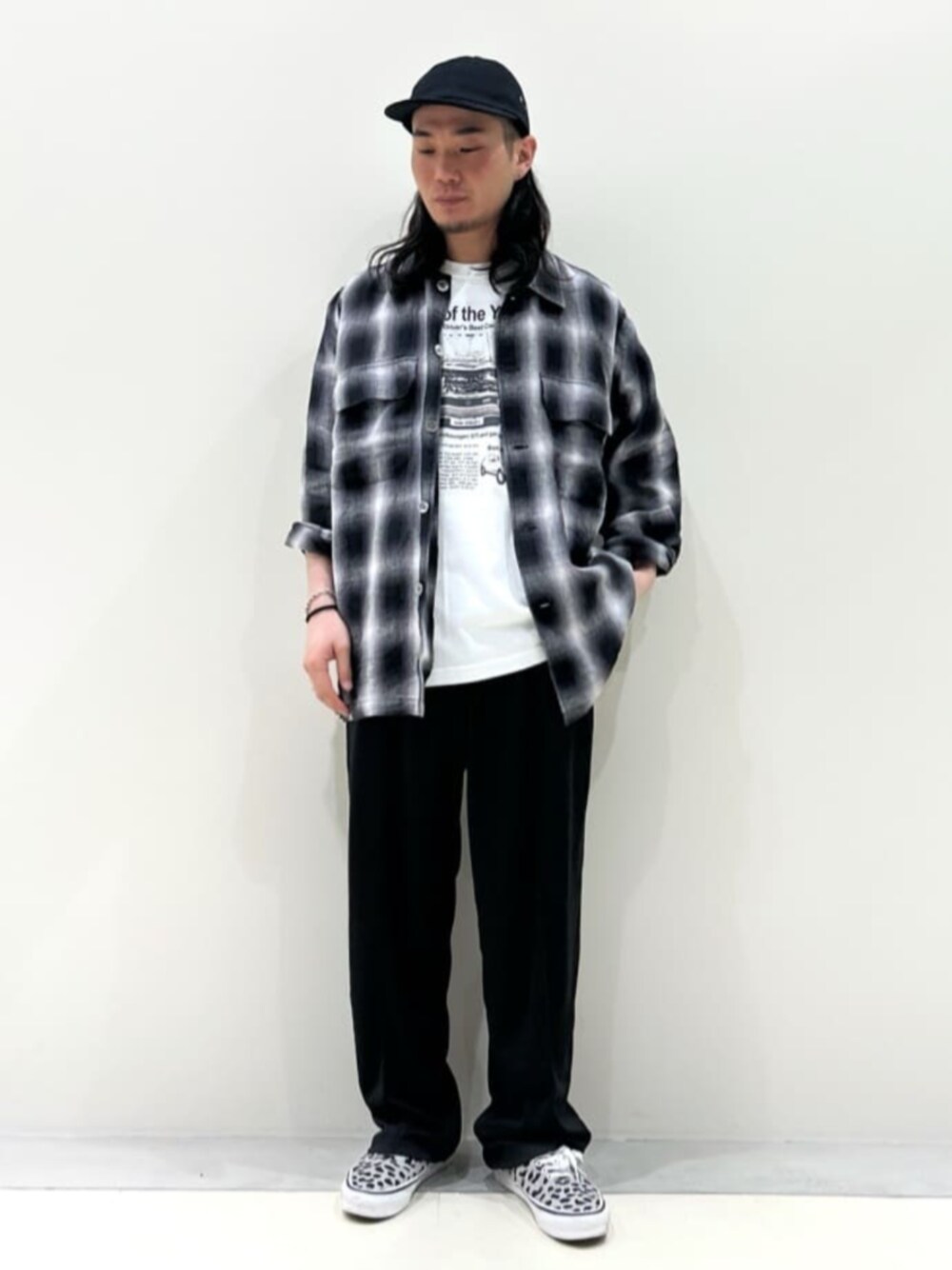 「 Tシャツ、 チェックシャツ、シャツスタイル、イージーパンツ、モノトーン、デートコーデ、春夏コーデ、休日スタイル、キャップ、シンプルコーデ、低身長コーデ、大人カジュアル、休日コーデ、シンプル」｜「417 EDIFICEのリネンオンブレーチェックシャツ（シャツ/ブラウス、ブラック系）」を使った、417 officialさん（メンズ・170cm）の春コーディネートの1枚目の写真