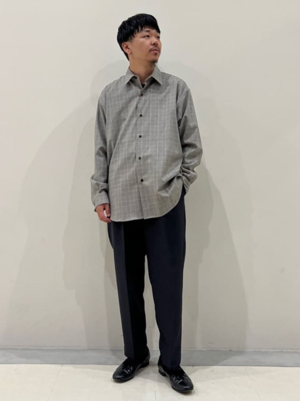 ベージュ系のシャツ/ブラウス、グレー系のスラックスを着用したメンズの秋コーディネートの1枚目の写真