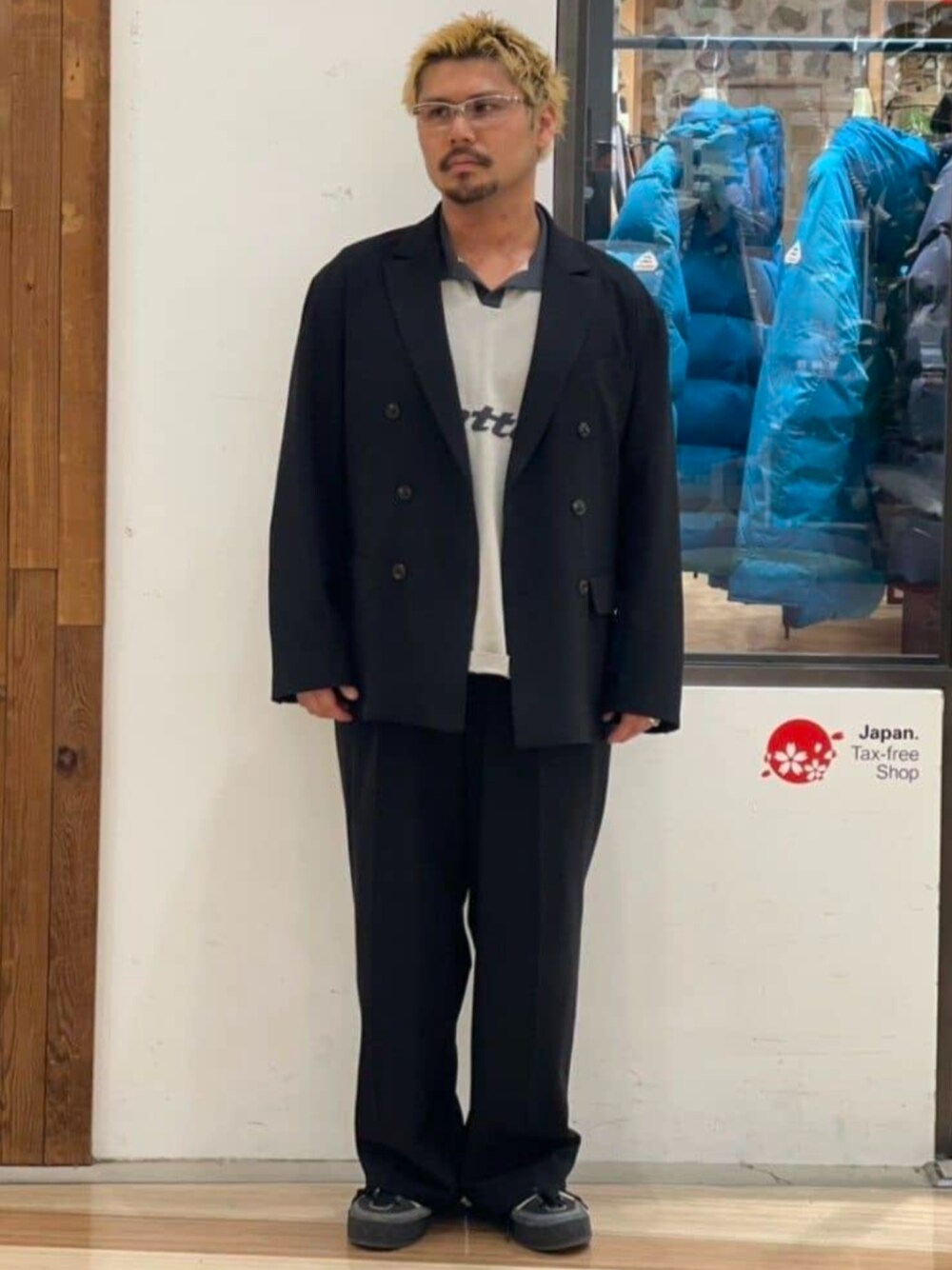ブラック系のセットアップを着用したメンズの冬コーディネートの1枚目の写真