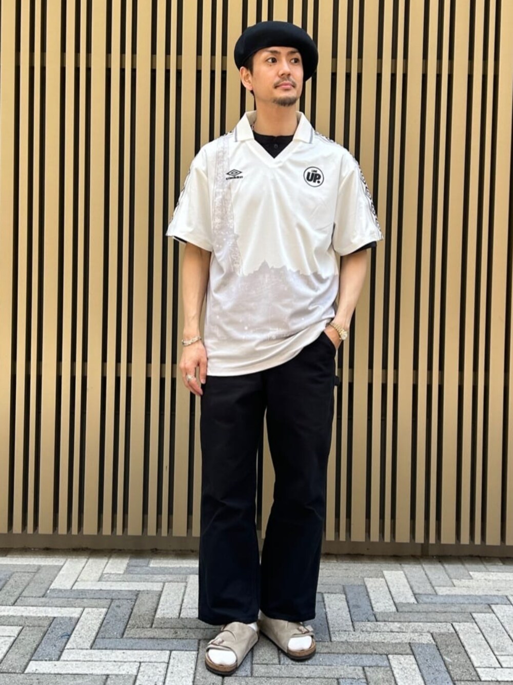 ホワイト系のTシャツ/カットソーを着用したメンズの夏コーディネートの1枚目の写真