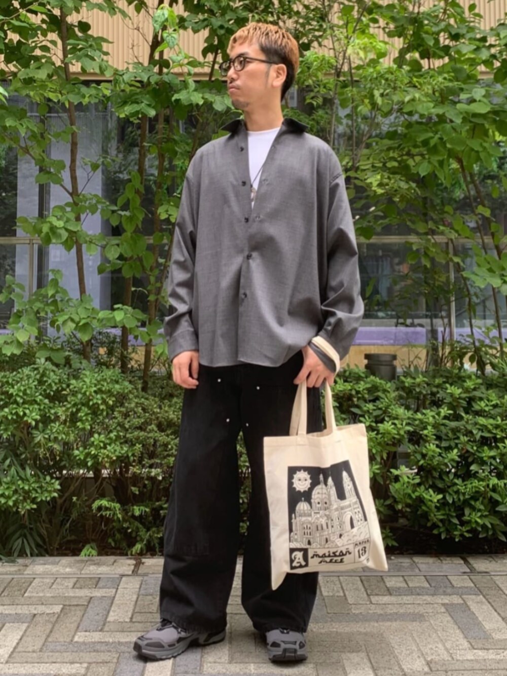 グレー系のシャツ/ブラウス、ブラック系のデニムパンツを着用したメンズの秋コーディネートの1枚目の写真