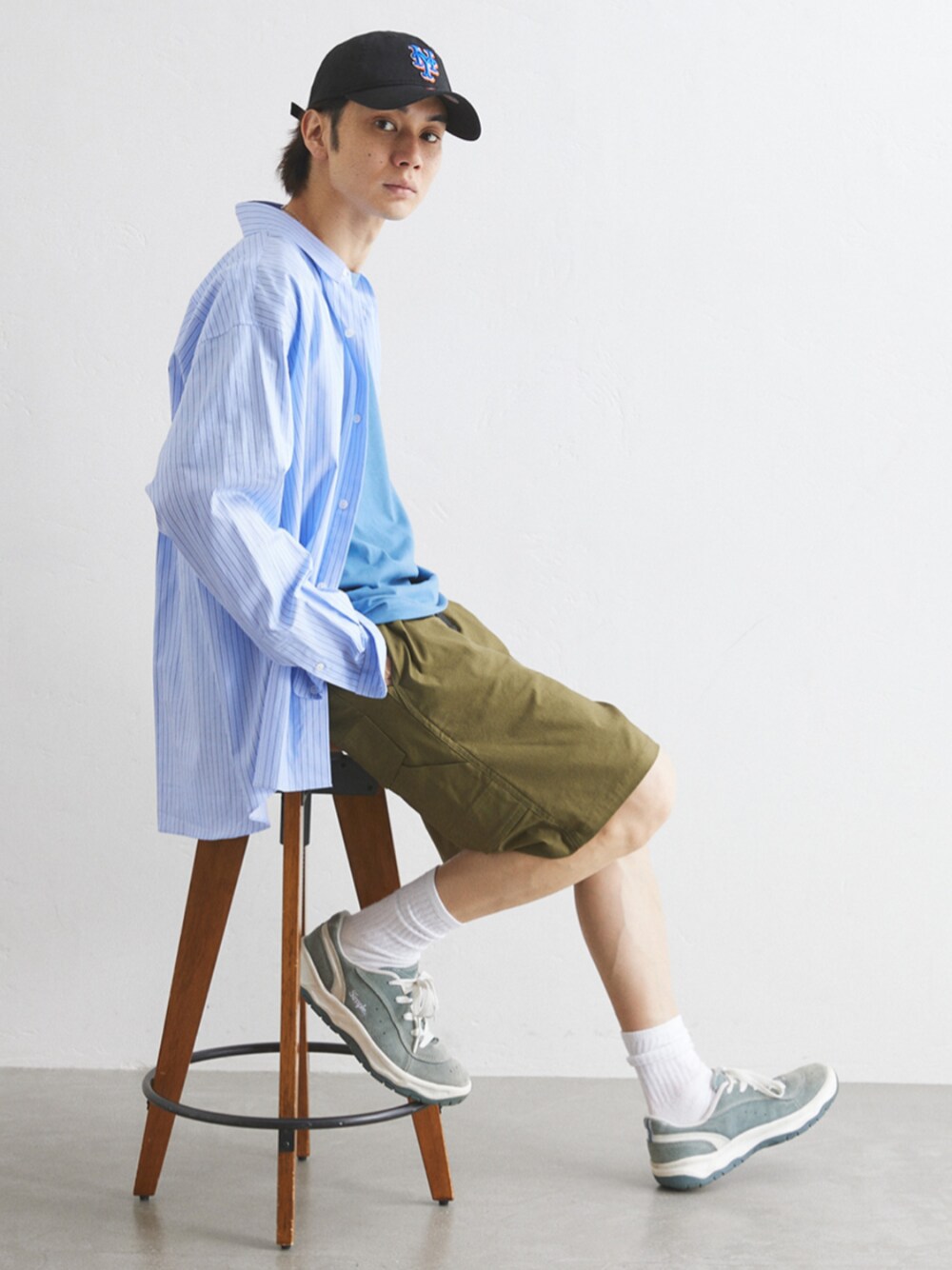 グリーン系のカーゴパンツ、ブルー系のTシャツ/カットソー、ブルー系のシャツ/ブラウスを着用したメンズの夏コーディネートの1枚目の写真
