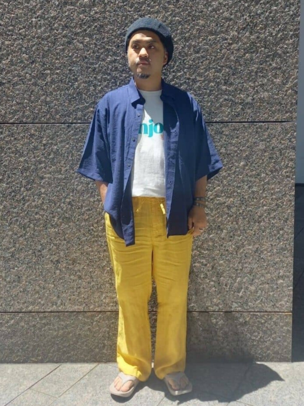 ホワイト系のTシャツ/カットソー、ブルー系のシャツ/ブラウス、イエロー系のスラックスを着用したメンズの夏コーディネートの1枚目の写真