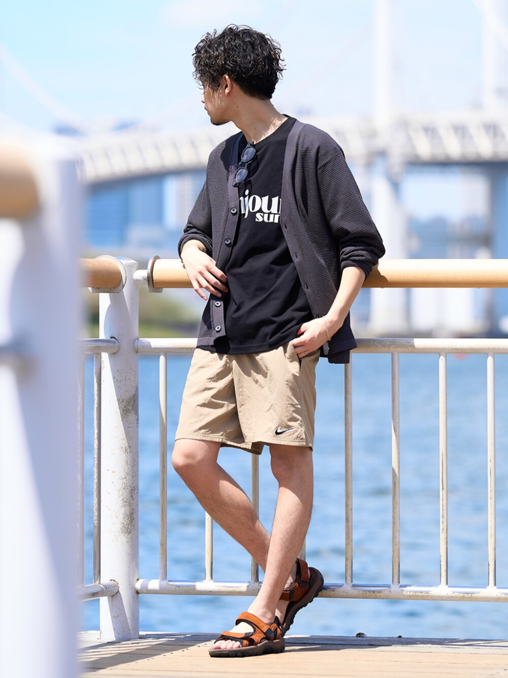 ベージュ系のその他パンツ、ブラック系のカーディガン/ボレロ、ブラック系のTシャツ/カットソーを着用したメンズの春コーディネートの1枚目の写真